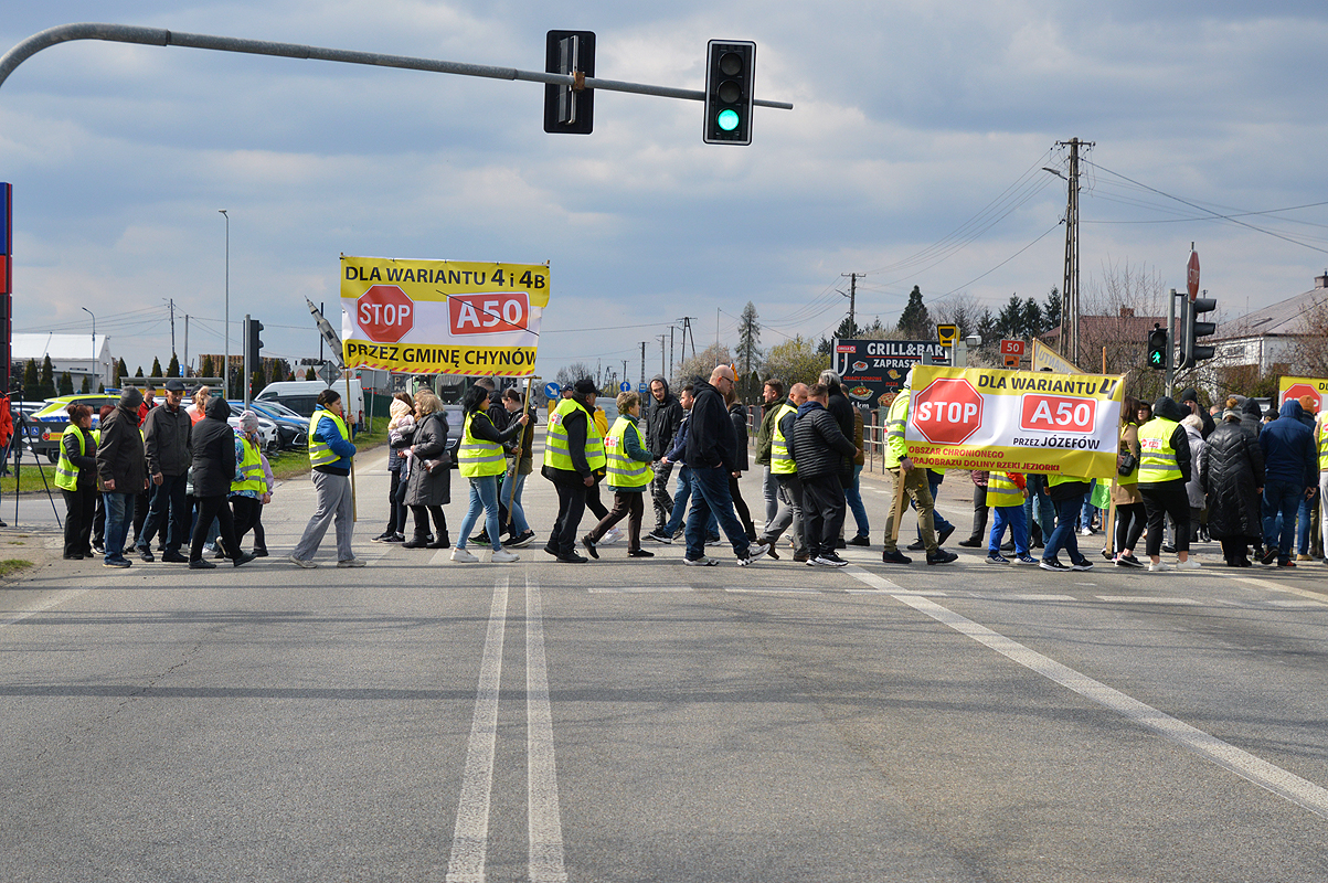Protestujący spacerowali po przejściu dla pieszych z transparentami (fot. Grojec24.net)