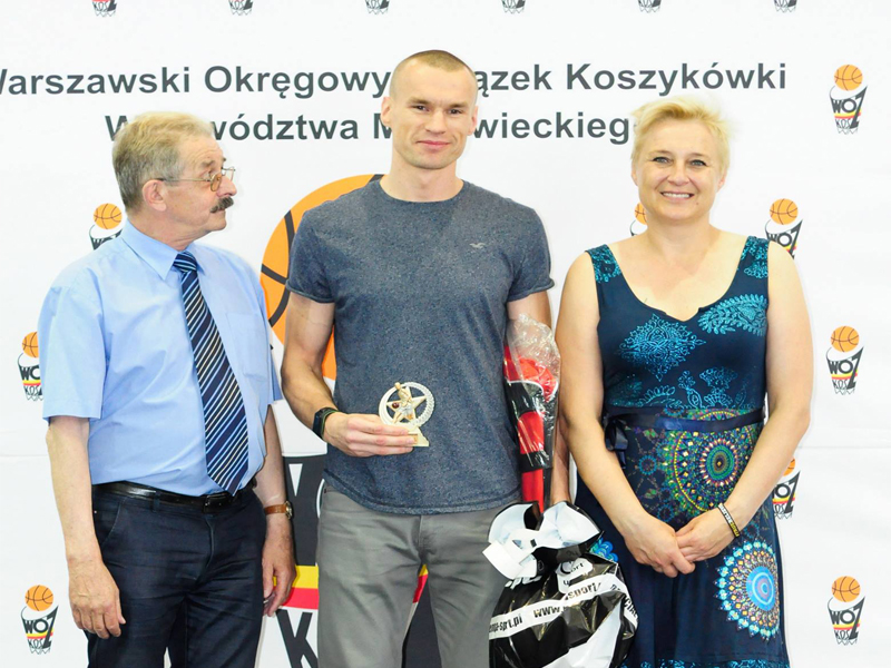 Na zdj. od prawej: Michał Lesiński (prezes WOZKosz), Damian Mikołajczyk (MKS Grójec), Katarzyna Dulnik  fot. FB/WOZKosz