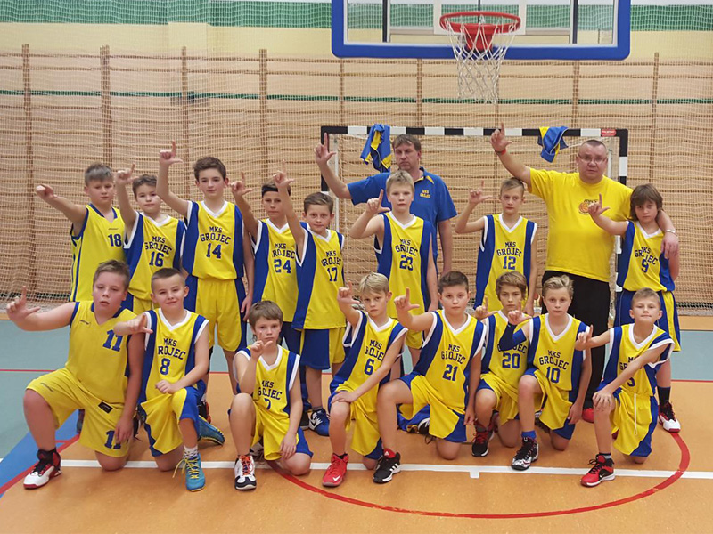 Mistrz Mazowsza U12 - MKS Grjec oraz trenerzy Dariusz Fijakowski i Ireneusz Juraszewski