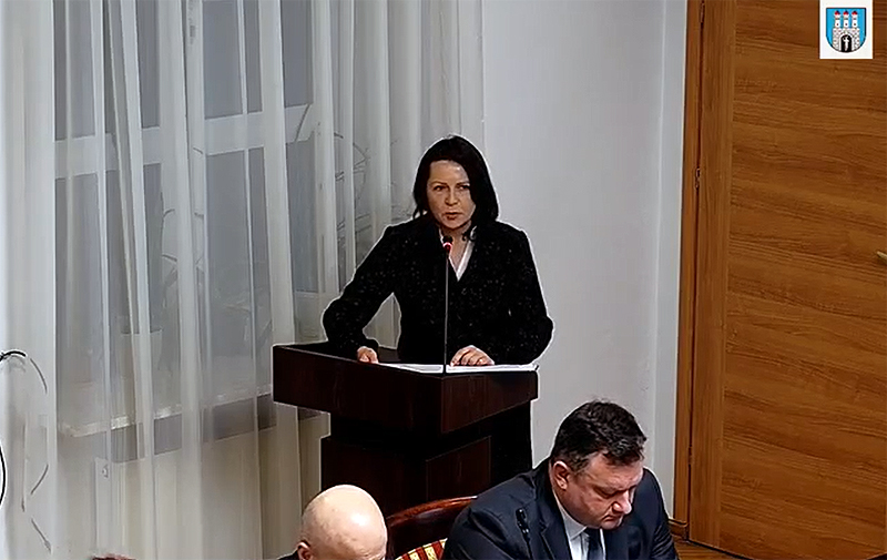 Monika Kozłowska podczas sesji Rady Miasta (źródło: grojec.esesja.pl)