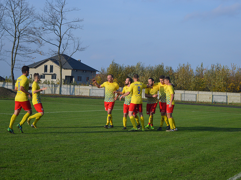 Tak z gola na 2:1 cieszyli się piłkarze Mazowsza (fot. Mateusz Adamski)