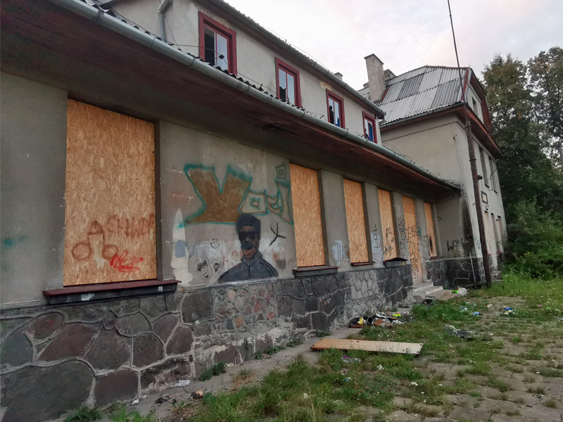 Niszczejące tereny kolejki wąskotorowej 