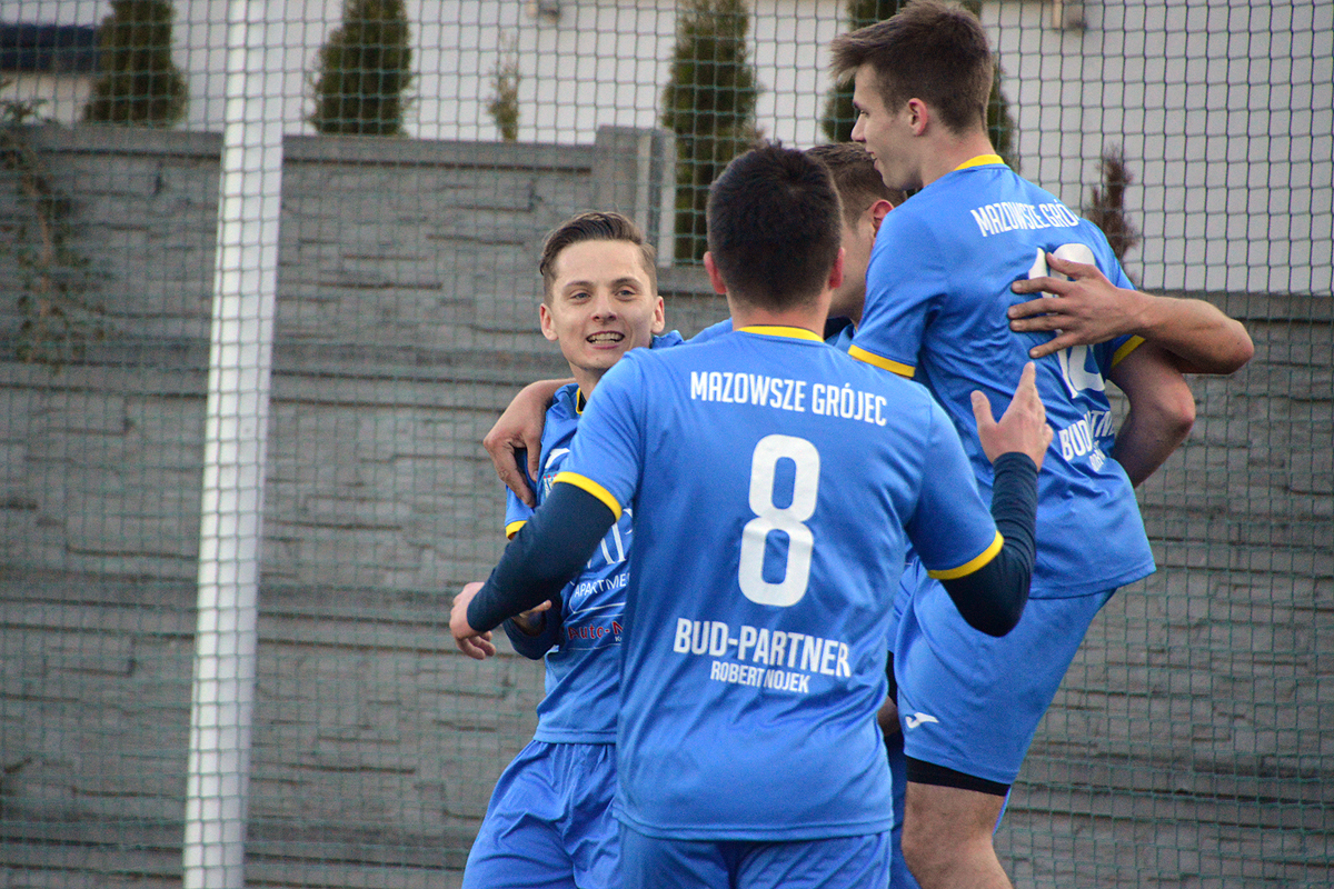 Tak z gola na 1:0 cieszyli się piłkarze Mazowsza Grójec (fot. M. Adamski)