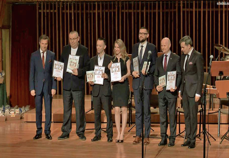 na zdjęciu drugi od lewej - Ireneusz Juraszewski (Człowiek Roku Powiatu Grójeckiego) , drugi od prawej - Dariusz Gwiazda (laureat w kategorii Samorządność), trzecia z prawej - Paula Pietrzak (2 miejsce - drygentka chóru Fletnia Pana)
