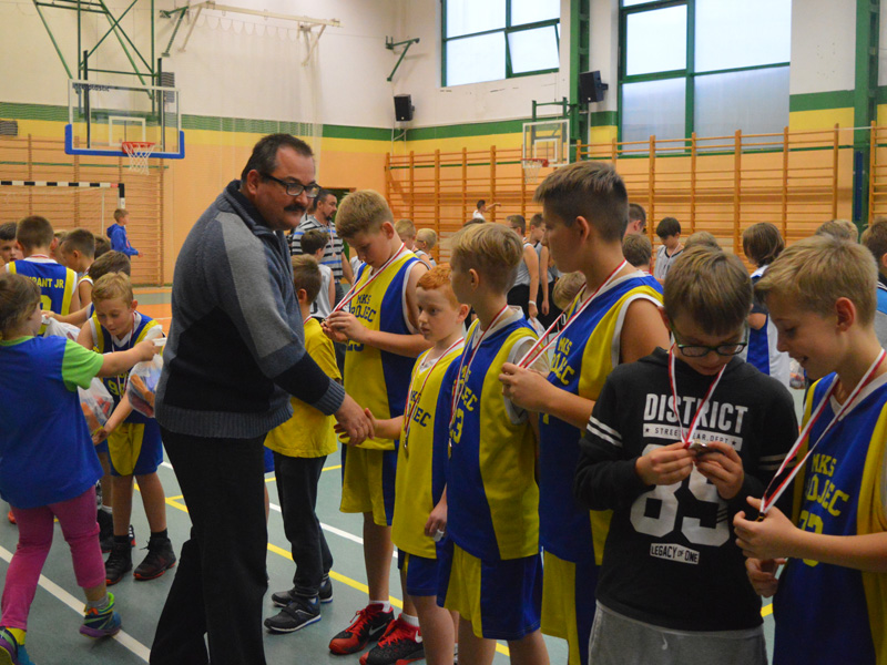 Prezes MKS Grójec, Marius Wojno dekoruje zwycięzców turnieju. Fot. Szymon Wójcik 