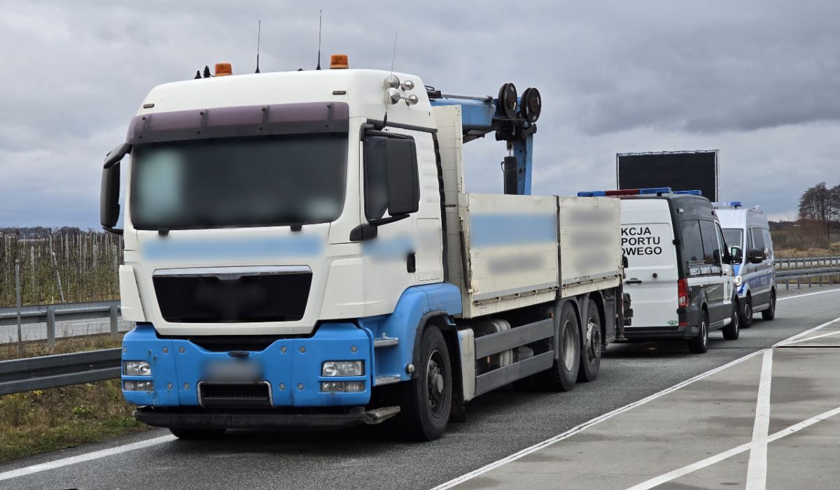 Kontrola ciężarówki zatrzymanej na ekspresowej „siódemce”, w pobliżu Grójca przez patrol mazowieckiej Inspekcji Transportu Drogowego