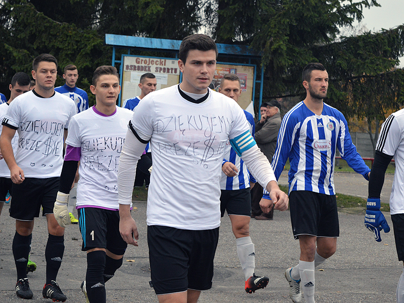 W takich koszulkach na mecz wyszli zawodnicy TKKF (fot. Mateusz Adamski)