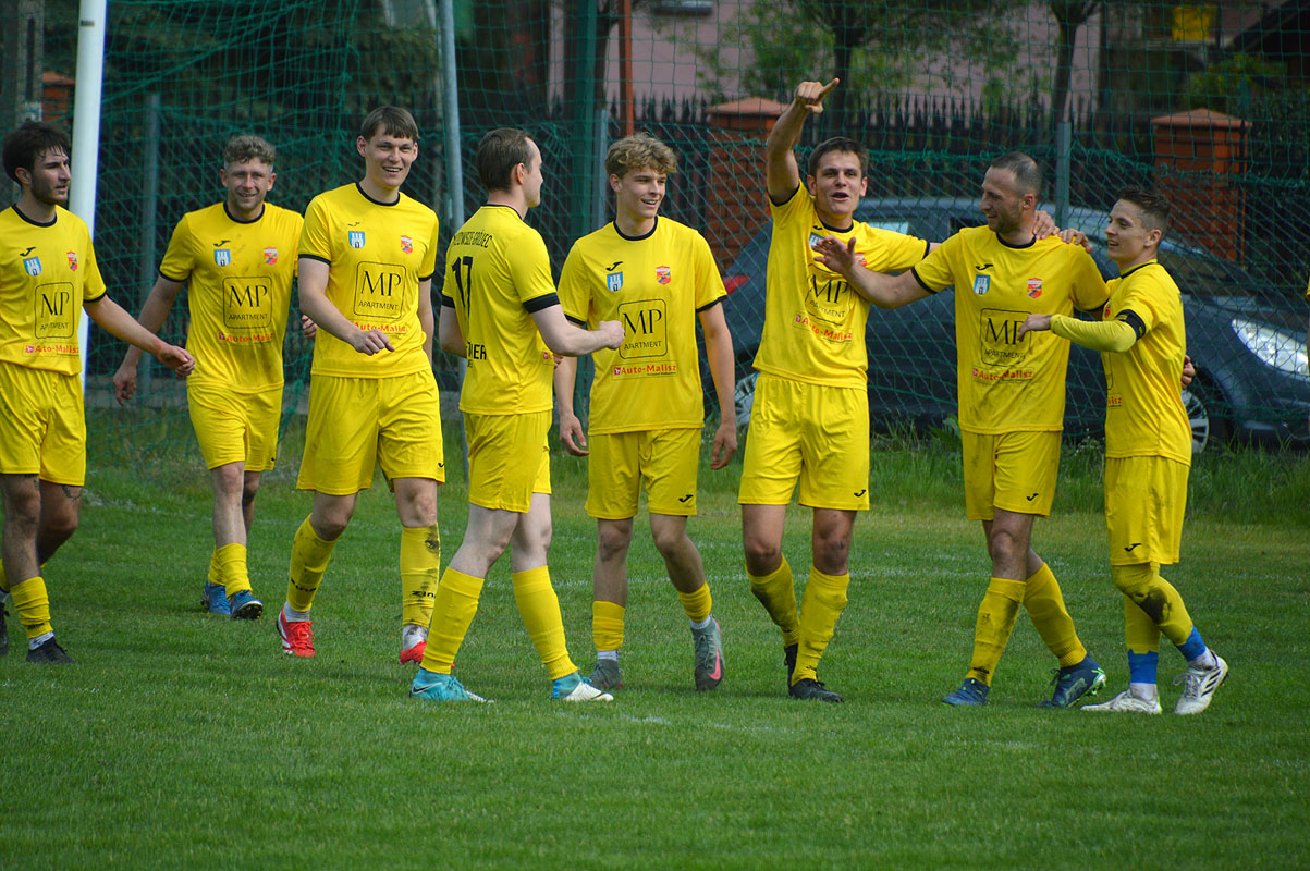 Tak z gola na 4:1 cieszył się z kolegami z drużyny obrońca Mazowsza Grójec, Piotr Grygiel (fot. M. Adamski)