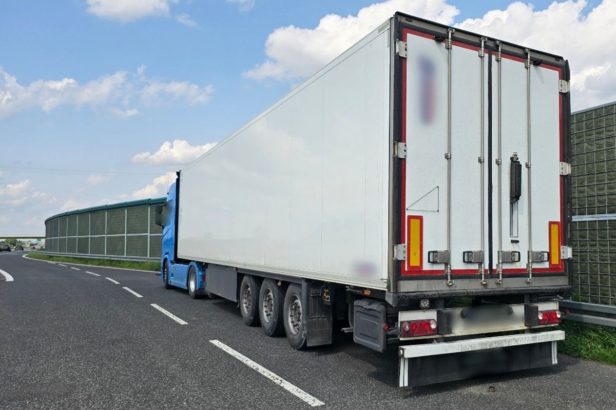 Ciężarówka zatrzymana do kontroli na ekspresowej „siódemce”, w pobliżu Grójca, przez funkcjonariuszy mazowieckiej Inspekcji Transportu Drogowego.