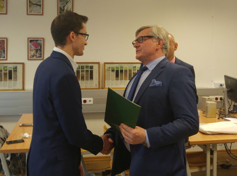 prof. dr hab. Kazimierz Tomala prorektor ds. Dydaktyki składa gratulacje Łukaszowi Drążkiewiczowi.