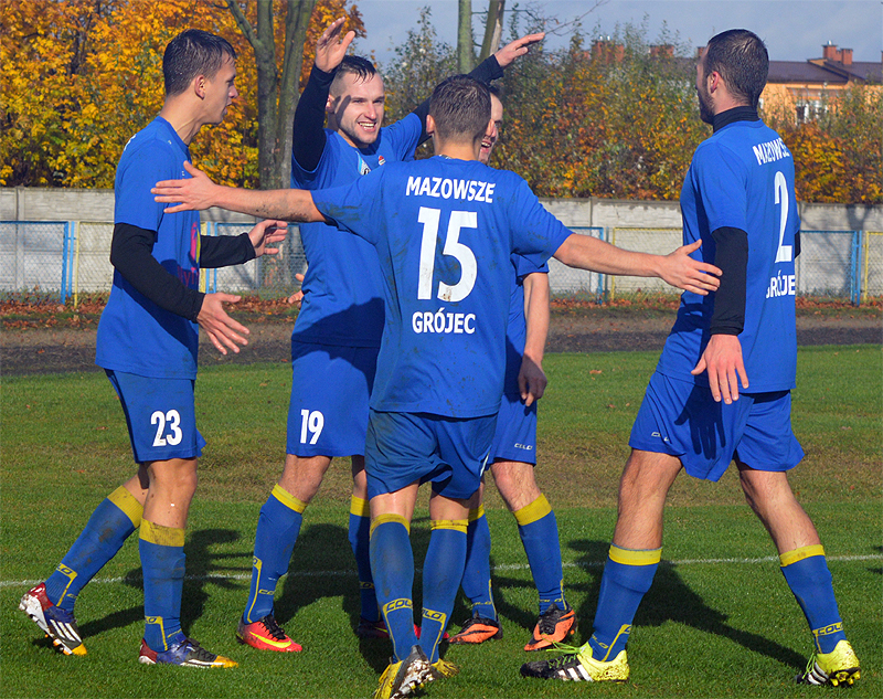 Tak z gola na 3:0 cieszyli się piłkarze Mazowsza Grójec (fot. Mateusz Adamski)