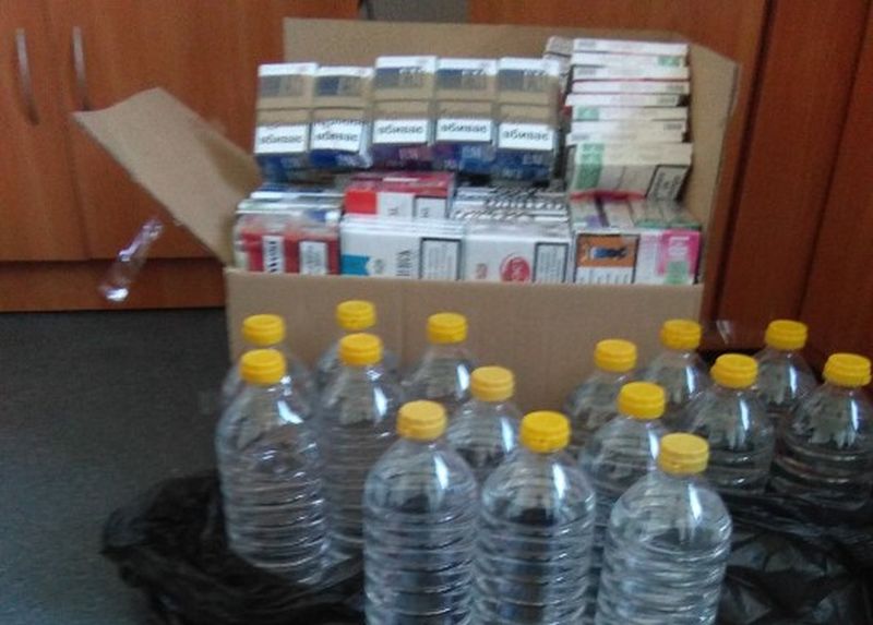Nielegalne papierosy i alkohol (fot. KWP Radom)