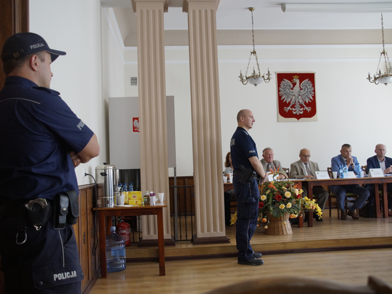 Policja na sesji Rady Powiatu Grjeckiego (fot. Jabonka / jablonka.info)