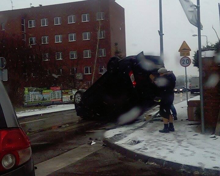 Wypadek na skrzyżowaniu ul. Jana Pawła II i P.O.W. (fot. PW)