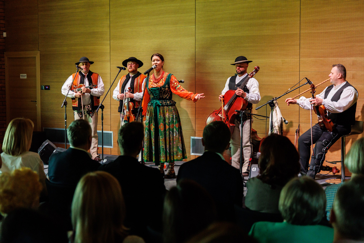 W Warce wystąpiła Hanka Rybka ze swoim zespołem i przyjaciółmi (fot. Mateusz Marek)