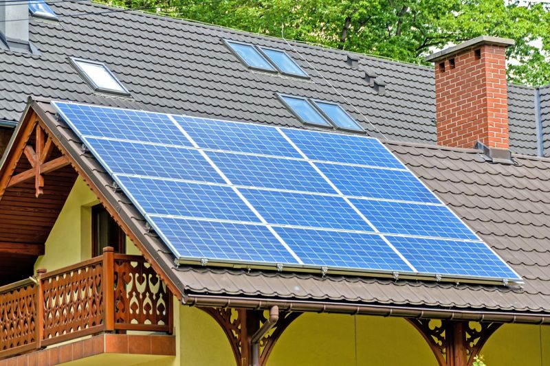 Panele solarne na dachu domu