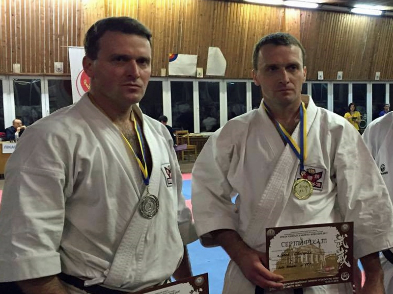 Sensei Krzysztof i Jacek Chałupka ze złotymi medalami. 