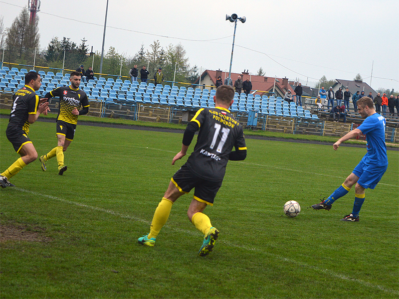 Dariusz Cackowski strzela bramkę na 3:0 (fot. Mateusz Adamski)