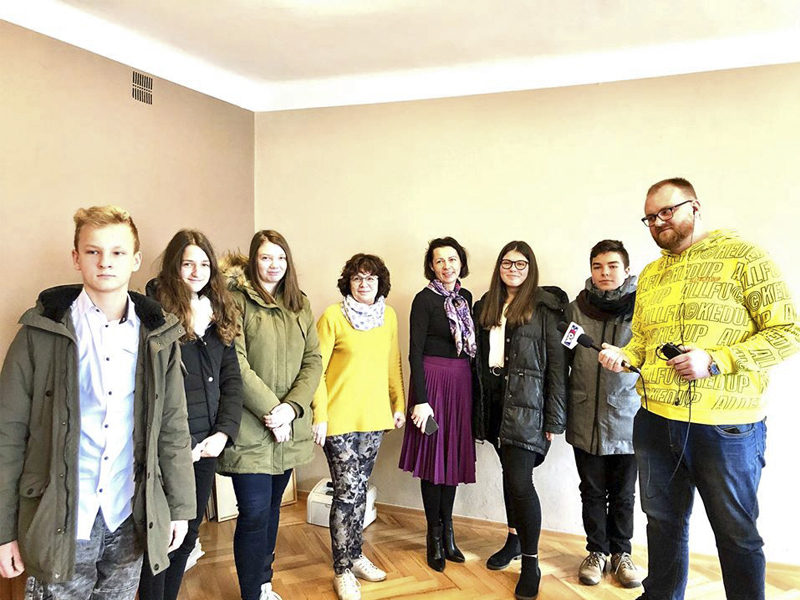 na zdj. Naczelnik WEPiSS Monika Kozłowska, dziennikarz VOX FM Kuba Białczak oraz uczniowie szkół nr 1 i nr 2