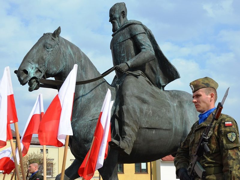 Żołnierze przy pomniku Hetmana Stefana Czarnieckiego (fot. st. sierż. Adam KRAWCZYK)