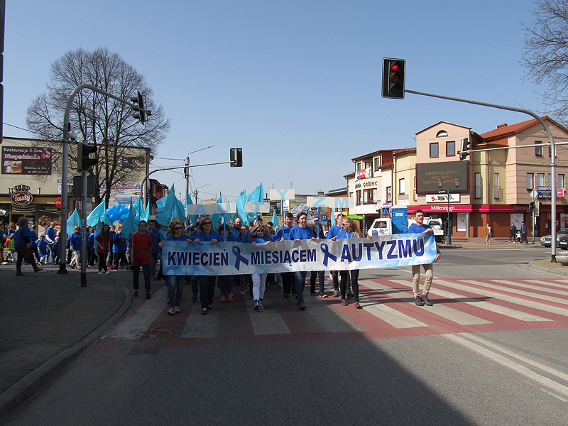 Niebieski marsz w centrum Grójca (fot. Organizatorzy)