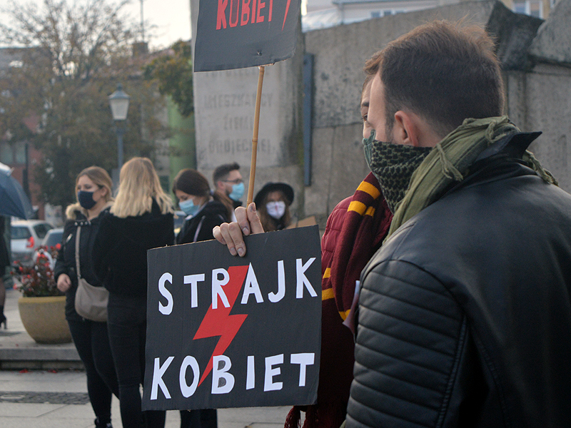 Niedzielna manifestacja przeciwko wyrokowi TK na Placu Wolnoci (fot. Mateusz Adamski)