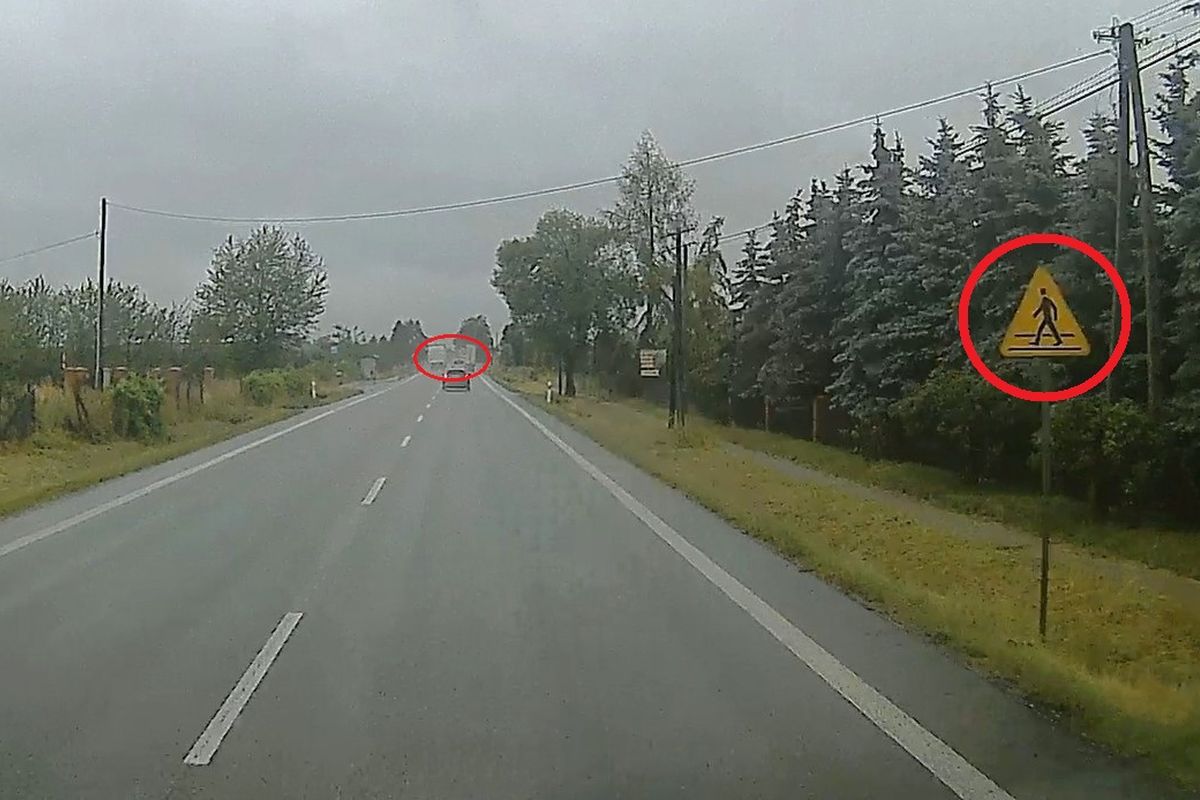 Kierowca samochodu ciężarowego wyprzedzał na oznakowanym przejściu dla pieszych ciągnik siodłowy z naczepą. 