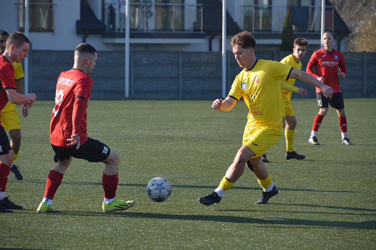 Dzięki sobotniemu zwycięstwu drużyna Mazowsza Grójec awansowała na piąte miejsce w tabeli Keeza radomskiej ligi okręgowej (fot. M.Adamski)