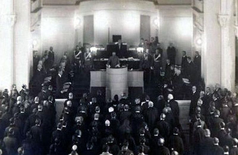 Naczelnik Państwa Józef Piłsudski otwiera pierwsze posiedzenie Sejmu Ustawodawczego (fot. Wikipedia)