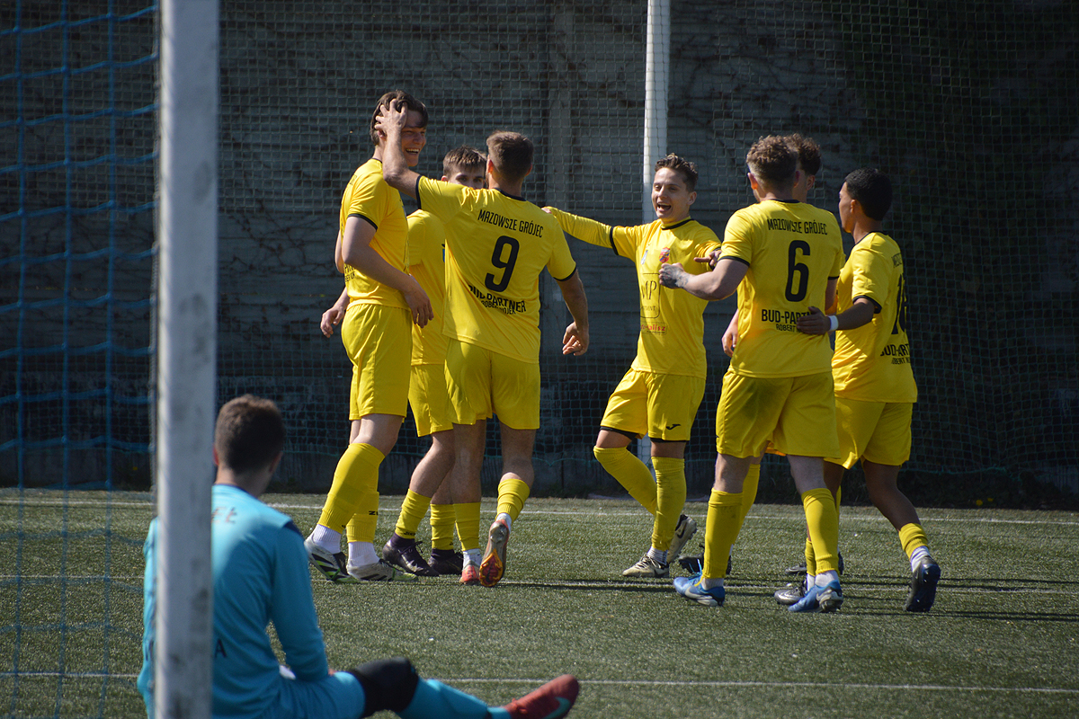 Tak ze zwycięskiej bramki Mateusza Jelińskiego cieszyli się piłkarze Mazowsza Grójec (fot. M.Adamski)